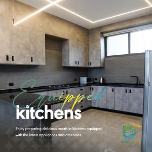 杰拉什Nirvana Chalets的厨房配有不锈钢用具和柜台
