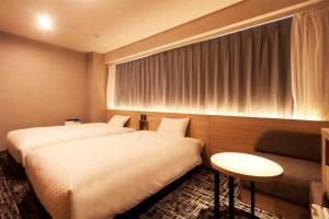 熊本熊本华盛顿酒店的酒店客房设有两张床和窗户。