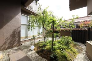津和野町Yutorelo Tsuwano的建筑物庭院里的一棵小树