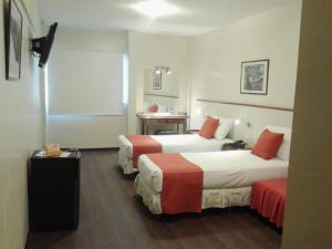 阿尔皮诺酒店客房内的一张或多张床位