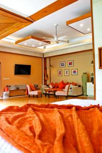 乌布Villa Merdu Ubud的带沙发和平面电视的客厅