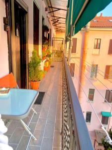 米兰Appartamento Benaco a Milano - Fondazione Prada的大楼内的阳台配有蓝色的桌椅