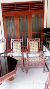 贝鲁沃勒Praveen villa的房间里的两张椅子和一张桌子