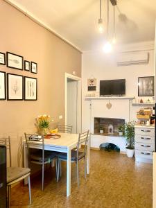 米兰Appartamento Benaco a Milano - Fondazione Prada的一间带桌椅和壁炉的用餐室
