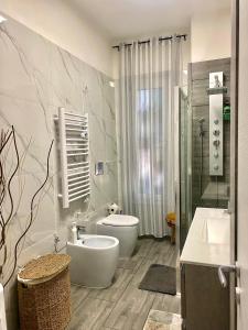 米兰Appartamento Benaco a Milano - Fondazione Prada的浴室配有卫生间、盥洗盆和淋浴。