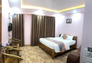 奠边府市Minh Thủy Hotel - 32 Nguyễn Chí Thanh, Điện Biên - by Bay Luxury的一间卧室配有一张床和一台电视。