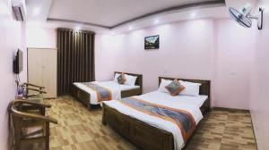 奠边府市Minh Thủy Hotel - 32 Nguyễn Chí Thanh, Điện Biên - by Bay Luxury的酒店客房设有两张床和电视。