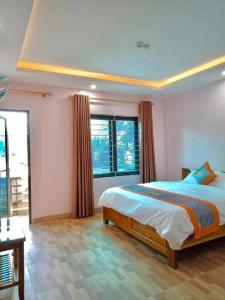 奠边府市Minh Thủy Hotel - 32 Nguyễn Chí Thanh, Điện Biên - by Bay Luxury的一间卧室设有一张床和一个大窗户