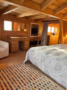 达沃斯Chalet Wiesen的木制客房内的一间卧室,配有一张床