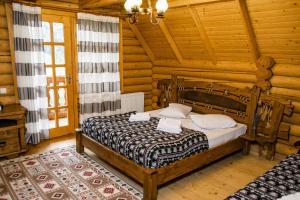 米戈韦Karpaty Migovo的小木屋内一间卧室,配有一张床
