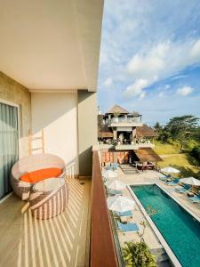 乌布巴厘岛乌布斯塔拉翠贡精选酒店的阳台设有游泳池、椅子和房屋