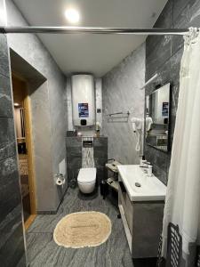 埃尔瓦Purde Puhkemaja - Hot Tub l Sauna l BBQ的浴室配有白色卫生间和盥洗盆。