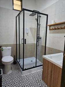 井里汶Roemah Uli Cirebon的带淋浴、卫生间和盥洗盆的浴室