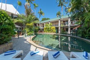 凯恩斯热带海湾乡村酒店的度假村游泳池的图片