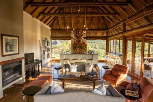 威尔吉旺登禁猎区Ekuthuleni Lodge的带沙发和壁炉的客厅