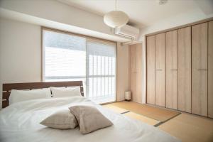 京都Kyoto - Hotel / Vacation STAY 73651的一间卧室配有一张带枕头的床