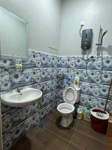 怡保BOTANI LOFT HOMESTAY的一间带卫生间和水槽的浴室