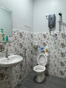 怡保BOTANI LOFT HOMESTAY的一间带卫生间和水槽的浴室