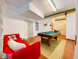 普拉加德阿罗Villa Vista的客厅配有红色沙发和台球桌
