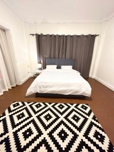开罗Quiet studio in downtown的卧室配有床和黑白地毯。