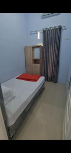 HalanganHomestay Pandan的一间卧室配有一张床铺,床上铺有红色毯子