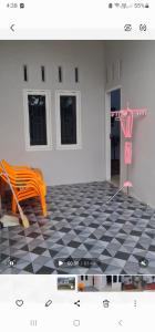HalanganHomestay Pandan的一间设有篮球架和橙色长凳的房间