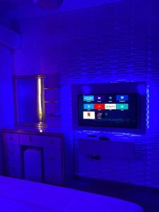 A luxury 2bedroom apartment的电视和/或娱乐中心