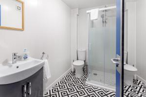 米德尔斯伯勒City Centre Studio 6 with Kitchenette, Free Wifi and Smart TV by Yoko Property的浴室配有卫生间、盥洗盆和淋浴。
