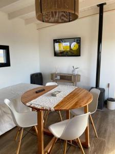 埃尔卡拉法特Cabaña Patagonia的一张餐桌和椅子,位于带一张床的房间