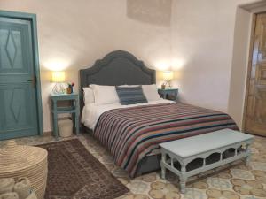 卢克索Bab Al Samawy的一间卧室配有一张带两张桌子和两盏灯的床。