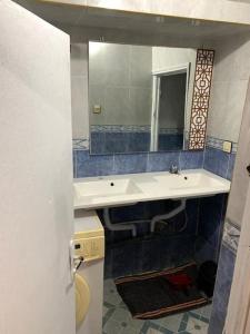 胡里卜盖Furnished apartment的一间带水槽和镜子的浴室