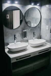 玛丽亚兰德Vento Hotel的浴室设有2个水槽和2面镜子