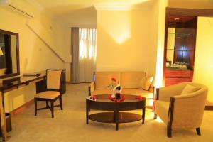 亚的斯亚贝巴Sunland International Hotel的客厅配有咖啡桌和椅子