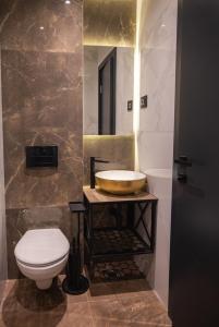 瓦列沃Sunshine apartments - Valjevo的一间带水槽和卫生间的浴室