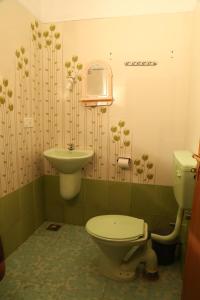 科钦DreamCatcher Residency的一间带卫生间和水槽的浴室