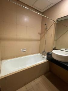 雅加达Griyadi Blue Pacific的带浴缸、水槽和镜子的浴室
