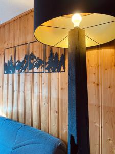 莫里永Superbe studio Morillon Village / Samoëns的一间卧室配有吊扇和蓝色沙发
