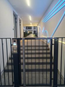 华沙Chopin airport Apartment的楼梯,带栏杆,楼梯有蓝色的灯光