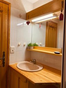 莫里永Superbe studio Morillon Village / Samoëns的一间带水槽和镜子的浴室