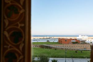 丹吉尔Colorful traditional Riad w/views of Spain的从窗户可欣赏到城市美景