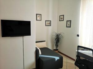 布雷西亚Holiday Apartment - Brescia centro - PARCHEGGIO PRIVATO的客厅设有壁挂式平面电视。