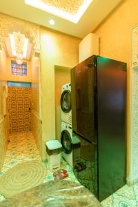 丹吉尔Colorful traditional Riad w/views of Spain的厨房配有冰箱和洗衣机。