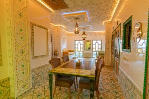 丹吉尔Colorful traditional Riad w/views of Spain的一间带桌椅的用餐室