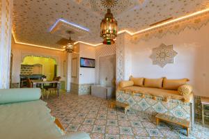丹吉尔Colorful traditional Riad w/views of Spain的客厅配有沙发和桌子