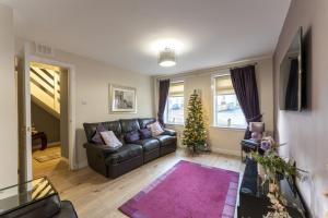 斯特灵Iona的客厅配有真皮沙发和圣诞树
