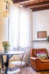 克雷马L'eco della rosa的客厅配有玻璃桌和沙发