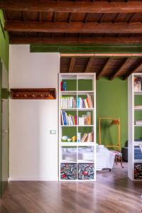 克雷马L'eco della rosa的一间设有床铺和书架的房间
