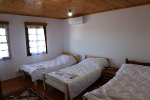 培拉特Villa Maria - Berat Castle的带两张床和两个窗户的房间