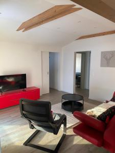 安德马特DG Russi Bella Vista的客厅配有红色的沙发和椅子
