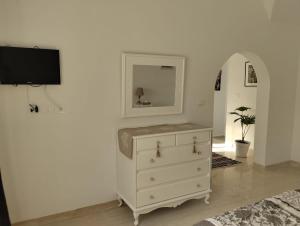 哈马马特Duplex Hammamet的镜子房内的白色梳妆台